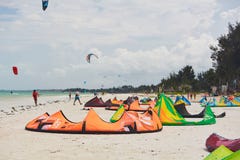 La playa con las palmeras y cometa que pone en la tierra y que vuela en el cielo imágenes de archivo libres de regalías La playa con las palmeras y cometa que pone en la tierra y que vuela en el cielo imágenes de archivo libres de regalías