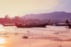 La playa hermosa contra seaview con los barcos de pesca atraca en la playa del kata, Phuket, Tailandia Fotos de archivo libres de regalías La playa hermosa contra seaview con los barcos de pesca atraca en la playa del kata, Phuket, Tailandia Fotos de archivo libres de regalías