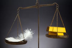 La pluma sobrepasa pilas de barras de oro imagenes de archivo La pluma sobrepasa pilas de barras de oro imagenes de archivo