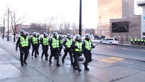 La police anti-émeute team la marche et la patrouille banque de vidéos La police anti-émeute team la marche et la patrouille banque de vidéos
