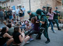 La policía desahucia una protesta contra un encierro en Mallorca imagen de archivo La policía desahucia una protesta contra un encierro en Mallorca imagen de archivo