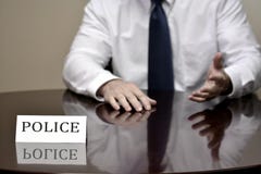 La policía en el escritorio con nombre firma foto de archivo La policía en el escritorio con nombre firma foto de archivo