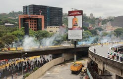 La policía ha utilizado el gas lacrimógeno y pelotas de goma en una protesta antigubernamental en Caracas Venezuela mayo de 2017 fotografía de archivo La policía ha utilizado el gas lacrimógeno y pelotas de goma en una protesta antigubernamental en Caracas Venezuela mayo de 2017 fotografía de archivo