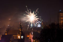 La Polonia celebra un inizio di 2018 con l'esposizione spettacolare dei fuochi d'artificio del ` s EVE del nuovo anno fotografie stock libere da diritti La Polonia celebra un inizio di 2018 con l'esposizione spettacolare dei fuochi d'artificio del ` s EVE del nuovo anno fotografie stock libere da diritti