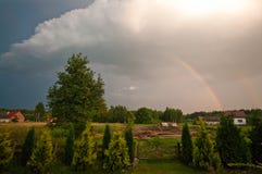 La Polonia rurale, regione di Ilawa, arcobaleno sopra il villaggio di Sapy Immagini Stock Libere da Diritti La Polonia rurale, regione di Ilawa, arcobaleno sopra il villaggio di Sapy Immagini Stock Libere da Diritti