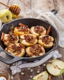 La pomme cuite au four avec les écrous, le miel et l'avoine s'écaille image stock La pomme cuite au four avec les écrous, le miel et l'avoine s'écaille image stock