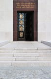 La porta di pietra bianca della cappella al cimitero ed al memoriale americani del Lussemburgo fotografia stock libera da diritti La porta di pietra bianca della cappella al cimitero ed al memoriale americani del Lussemburgo fotografia stock libera da diritti
