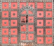 La porte d'entrée principale d'un château de Bouzov de forteresse, République Tchèque photos libres de droits La porte d'entrée principale d'un château de Bouzov de forteresse, République Tchèque photos libres de droits