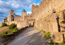 La Porte De Aude ed incrocio alla sera a Carcassonne fotografia stock La Porte De Aude ed incrocio alla sera a Carcassonne fotografia stock