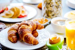 La prima colazione è servito con caffè, succo d'arancia, i croissant, i cereali ed i frutti Dieta equilibrata fotografia stock La prima colazione è servito con caffè, succo d'arancia, i croissant, i cereali ed i frutti Dieta equilibrata fotografia stock