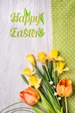 La primavera florece en la madera del napkinon, subtítulo feliz de Pascua fotos de archivo La primavera florece en la madera del napkinon, subtítulo feliz de Pascua fotos de archivo