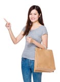 La prise asiatique de femme avec le panier et le doigt se dirigent Photo stock La prise asiatique de femme avec le panier et le doigt se dirigent Photo stock