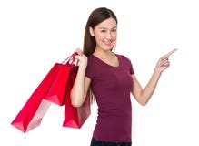 La prise de main de femme avec le panier et le doigt se dirigent Image libre de droits La prise de main de femme avec le panier et le doigt se dirigent Image libre de droits