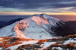 La puesta del sol majestuosa en montañas del invierno ajardina - los vagos máximos de Eslovaquia fotos de archivo libres de regalías La puesta del sol majestuosa en montañas del invierno ajardina - los vagos máximos de Eslovaquia fotos de archivo libres de regalías