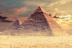 La pyramide de Khafre et la pyramide de Cheops, désert de Gizeh, Egypte photos stock La pyramide de Khafre et la pyramide de Cheops, désert de Gizeh, Egypte photos stock
