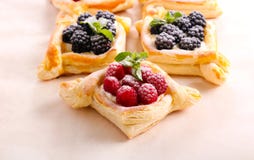 La pâte feuilletée durcit avec le remplissage crème image libre de droits La pâte feuilletée durcit avec le remplissage crème image libre de droits