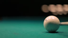 La queue frappe la boule de billard La boule de billard vole dans un fond brouillé Le ? de ? perdent- clips vidéos La queue frappe la boule de billard La boule de billard vole dans un fond brouillé Le ? de ? perdent- clips vidéos