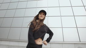 La ragazza che balla, esegue lo stile libero contemporaneo nella via, ambiente urbano di ballo hip-hop moderno archivi video La ragazza che balla, esegue lo stile libero contemporaneo nella via, ambiente urbano di ballo hip-hop moderno archivi video