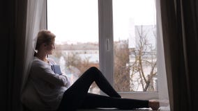 La ragazza con bellezza naturale si siede La ragazza con bellezza naturale si siede