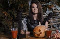 La ragazza la strega in un vestito per Halloween fotografia stock La ragazza la strega in un vestito per Halloween fotografia stock