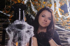 La ragazza la strega in un vestito per Halloween fotografie stock libere da diritti La ragazza la strega in un vestito per Halloween fotografie stock libere da diritti