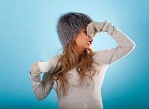 La ragazza malata cattura una medicina calda ad influenza della cura immagine stock libera da diritti La ragazza malata cattura una medicina calda ad influenza della cura immagine stock libera da diritti
