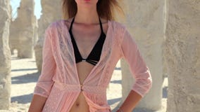 La ragazza resta vicino ad un mare e ad un rilassamento archivi video La ragazza resta vicino ad un mare e ad un rilassamento archivi video