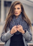 La ragazza sveglia sta sui precedenti di costruzione fotografia stock La ragazza sveglia sta sui precedenti di costruzione fotografia stock