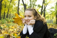 La ragazza teenager gode della natura di autunno immagine stock libera da diritti La ragazza teenager gode della natura di autunno immagine stock libera da diritti