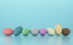 La rangée des oeufs de pâques colorés sur le fond bleu, 3d rendent illustration libre de droits La rangée des oeufs de pâques colorés sur le fond bleu, 3d rendent illustration libre de droits