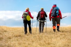 La retrovisione ha sparato di giovani amici in campagna durante l'escursione di vacanza estiva Gruppo di viandanti che camminano fotografie stock La retrovisione ha sparato di giovani amici in campagna durante l'escursione di vacanza estiva Gruppo di viandanti che camminano fotografie stock