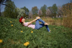 La riuscita donna di affari gode del suo tempo libero di svago in un parco con i ciliegi sboccianti di sakura che portano i jeans immagini stock La riuscita donna di affari gode del suo tempo libero di svago in un parco con i ciliegi sboccianti di sakura che portano i jeans immagini stock