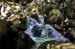 La rivière de cascade Blavet dégringolant les rochers des gorges du Blavet Image libre de droits La rivière de cascade Blavet dégringolant les rochers des gorges du Blavet Image libre de droits