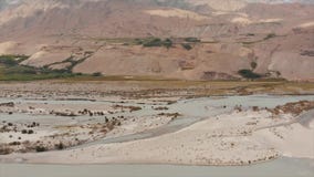 La rivière de Panj et les montagnes de Pamir, Panj est partie supérieure du fleuve Amu Darya Frontière de vue panoramique, de Tad banque de vidéos La rivière de Panj et les montagnes de Pamir, Panj est partie supérieure du fleuve Amu Darya Frontière de vue panoramique, de Tad banque de vidéos
