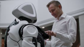 La robotique tend la technologie, concept futé de commerce de détail Robot autonome d'assistant personnel pour le client de navig banque de vidéos La robotique tend la technologie, concept futé de commerce de détail Robot autonome d'assistant personnel pour le client de navig banque de vidéos