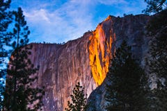 La roca aligeró para arriba durante la puesta del sol en el parque nacional de Yosemite, California, los E.E.U.U. Imagen de archivo La roca aligeró para arriba durante la puesta del sol en el parque nacional de Yosemite, California, los E.E.U.U. Imagen de archivo
