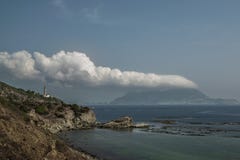 La roche et le nuage photo stock La roche et le nuage photo stock