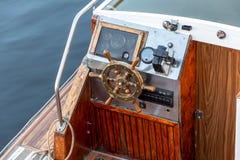La roue du bateau en bois dedans la cabine de l'embarcation de plaisance images stock La roue du bateau en bois dedans la cabine de l'embarcation de plaisance images stock