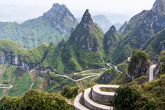 La route d'enroulement de la montagne de Tianmen, parc national de Zhangjiajie photo libre de droits La route d'enroulement de la montagne de Tianmen, parc national de Zhangjiajie photo libre de droits