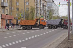 La rue est bloquée par camions photographie stock libre de droits La rue est bloquée par camions photographie stock libre de droits