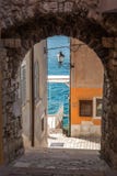 La rue historique avec le passage souterrain Ville de Rovinj sur la Mer Adriatique, photos libres de droits La rue historique avec le passage souterrain Ville de Rovinj sur la Mer Adriatique, photos libres de droits