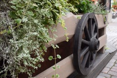 La rueda de madera vieja en un heno imagenes de archivo La rueda de madera vieja en un heno imagenes de archivo