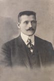 LA RUSSIA - CIRCA 1905-1910: Un ritratto del giovane, foto di era di Vintage Carte de Viste Edwardian fotografie stock LA RUSSIA - CIRCA 1905-1910: Un ritratto del giovane, foto di era di Vintage Carte de Viste Edwardian fotografie stock