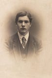 LA RUSSIA - CIRCA 1905-1910: Un ritratto del giovane, foto di era di Vintage Carte de Viste Edwardian immagine stock LA RUSSIA - CIRCA 1905-1910: Un ritratto del giovane, foto di era di Vintage Carte de Viste Edwardian immagine stock