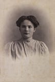 LA RUSSIA - CIRCA 1905-1910: Un ritratto della giovane donna, foto di era di Vintage Carte de Viste Edwardian immagini stock libere da diritti LA RUSSIA - CIRCA 1905-1910: Un ritratto della giovane donna, foto di era di Vintage Carte de Viste Edwardian immagini stock libere da diritti
