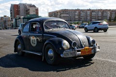 La Russia, Magnitogorsk, - 20 giugno, 2019 Vecchi giri di Volkswagen Beetle della retro automobile tramite le vie della città fotografia stock libera da diritti La Russia, Magnitogorsk, - 20 giugno, 2019 Vecchi giri di Volkswagen Beetle della retro automobile tramite le vie della città fotografia stock libera da diritti