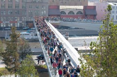 LA RUSSIA, MOSCA - 16 SETTEMBRE 2017: Nuovo ponte sopra il ponte di Poryachiy del fiume di Moskva nel parco di Zaryadye a Mosca i Fotografia Stock Libera da Diritti LA RUSSIA, MOSCA - 16 SETTEMBRE 2017: Nuovo ponte sopra il ponte di Poryachiy del fiume di Moskva nel parco di Zaryadye a Mosca i Fotografia Stock Libera da Diritti