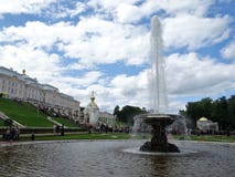 La Russia, Peterhof Bei idranti - ciotole immagini stock La Russia, Peterhof Bei idranti - ciotole immagini stock