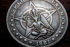 La Russie - mars 2019 : Pièce de monnaie de souvenir avec l'image d'un plan rapproché de baphomet photo stock La Russie - mars 2019 : Pièce de monnaie de souvenir avec l'image d'un plan rapproché de baphomet photo stock