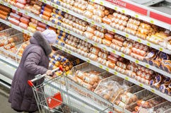 La Russie, Omsk - 22 janvier 2015 : Grand magasin de supermarché image libre de droits La Russie, Omsk - 22 janvier 2015 : Grand magasin de supermarché image libre de droits